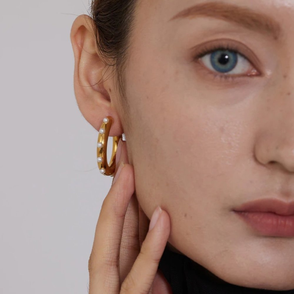 Vintage 18K Gold Hoop Earrings With Imitation Pearls - Picture 9 of 13